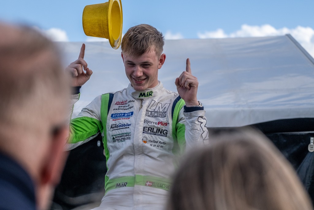 Blæsten fik fat i Kevin Brandsborgs guldhat, men mesterskabet kunne end ikke de sønderjyske vejrguder røre på Padborg Park
(Foto: Citroen DS3 Cup / Insight Racing DK)